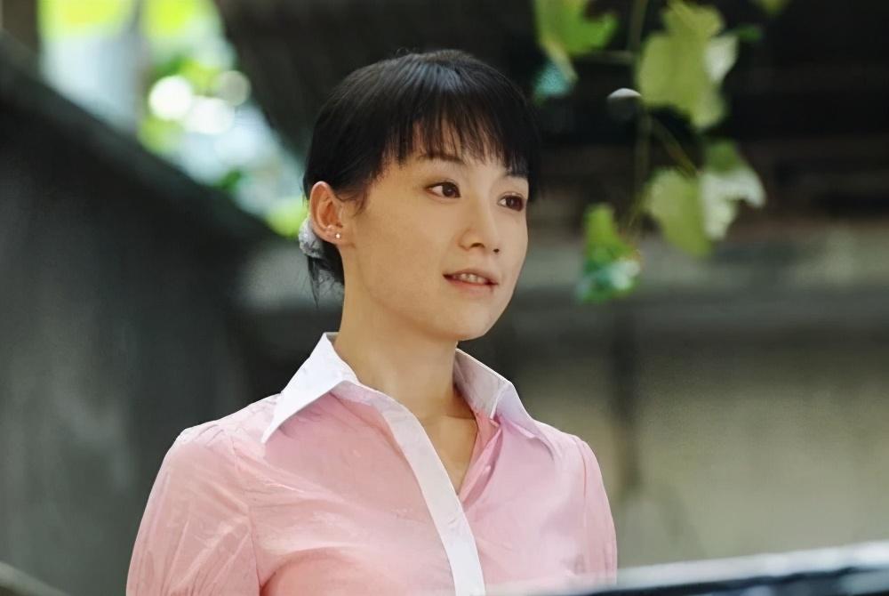 其实,她最开始的身份是歌手,当时她和杜斯琦等组成yes少女组合,并以