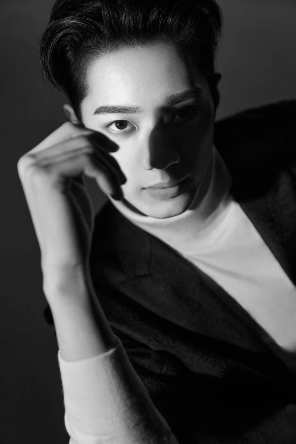 赖冠霖最新封面大片释出 光影变幻肆意生长休闲区蓝鸢梦想 - Www.slyday.coM