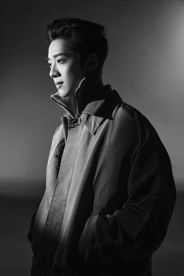 赖冠霖最新封面大片释出 光影变幻肆意生长休闲区蓝鸢梦想 - Www.slyday.coM