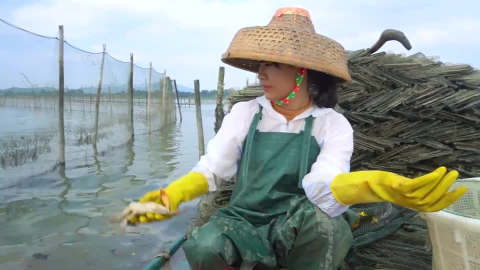 阿渔妹赶海发现渔船严重倾斜渔爸一看情况不妙亏大了