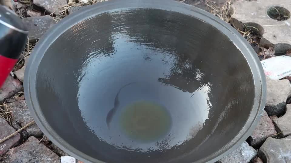 80元买了一个7印的农村土灶大铁锅教给大家怎么开锅油光锃亮