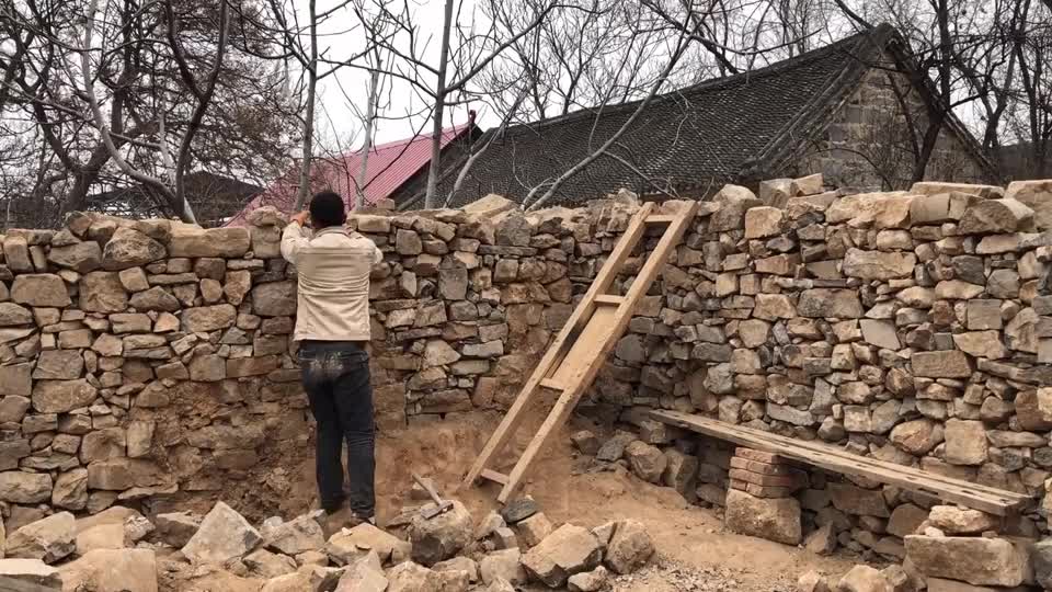 农村石匠的生活日常为啥垒石头房子不加水泥看90后小伙怎么说