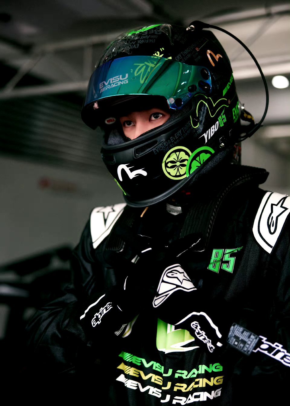 王一博分享赛车服写真,颜好身材佳,随便拍拍就是大片!