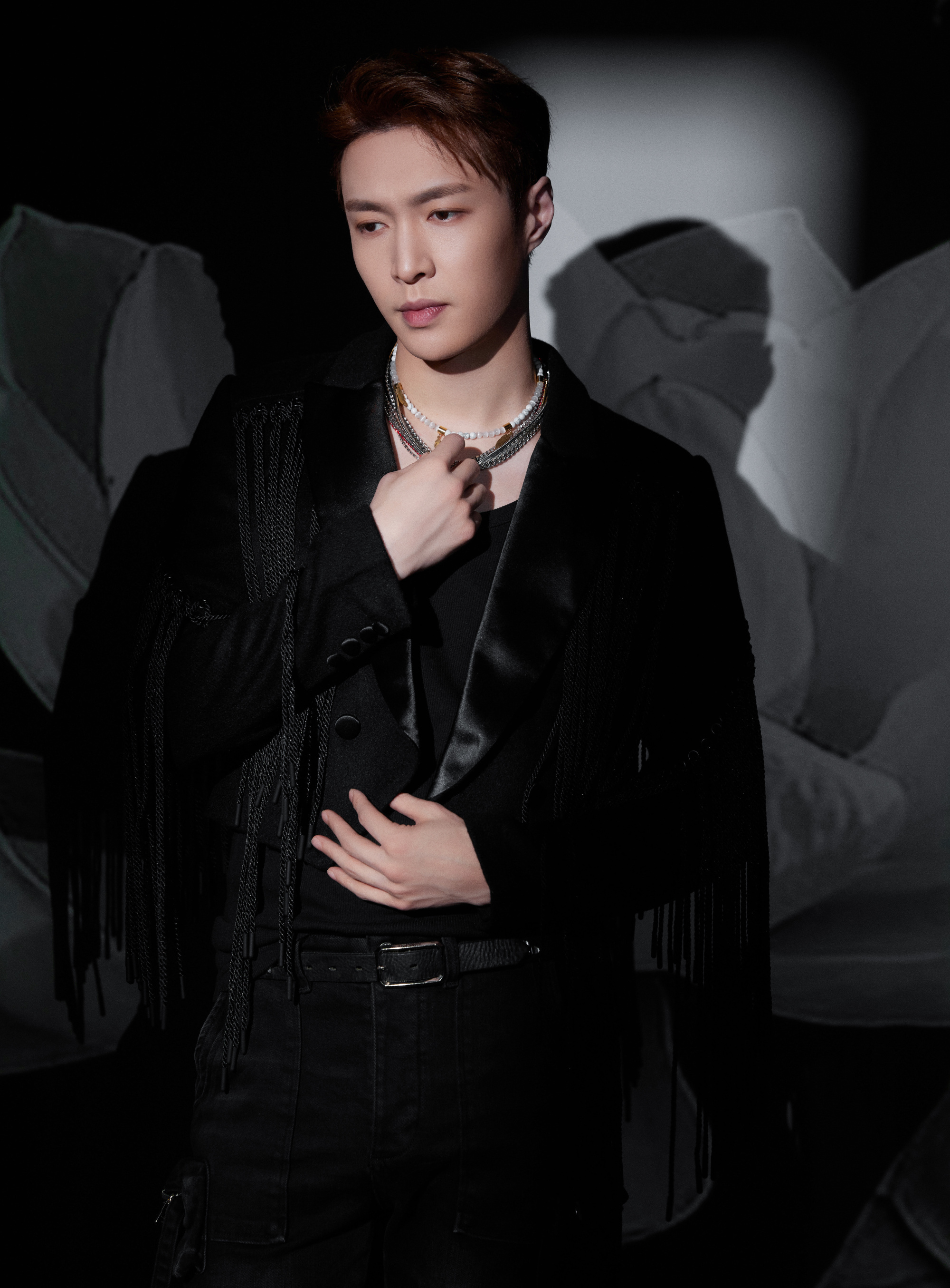 张艺兴最美的夜舞台造型图 黑白滤镜下 黑色西装背头造型的兴哥