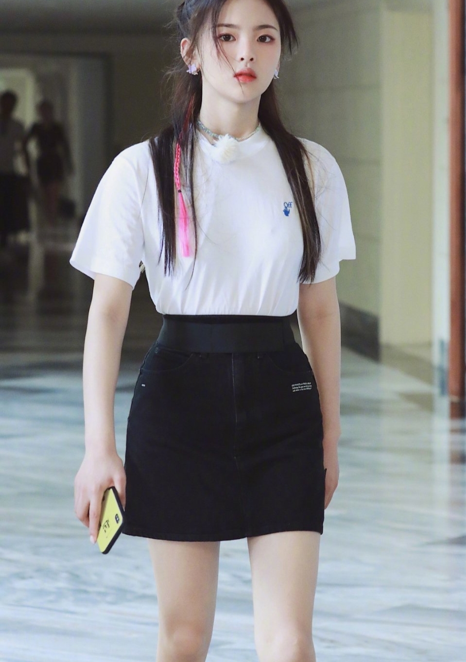 杨超越状态脱胎换骨穿紧身衣配背带裤美成少女容颜太吸睛