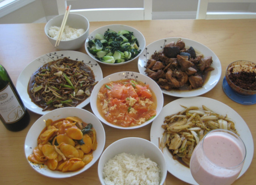 宝宝满周岁就上桌吃成人饭？别操之过急，会影响孩子的肠胃和发育休闲区蓝鸢梦想 - Www.slyday.coM