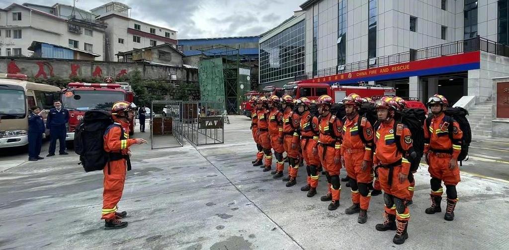 众星为泸定地震祈福，丁真 戚薇发文，四川消防已赶往泸定县救援休闲区蓝鸢梦想 - Www.slyday.coM