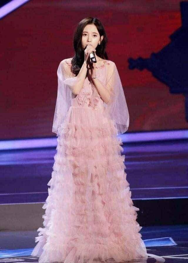 鞠婧祎这条粉色的纱裙更能突出她甜美的气质,宽松的纱质裙子穿在身上