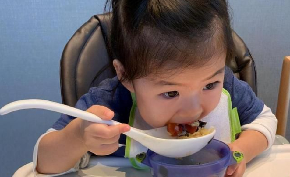 宝宝满周岁就上桌吃成人饭？别操之过急，会影响孩子的肠胃和发育休闲区蓝鸢梦想 - Www.slyday.coM