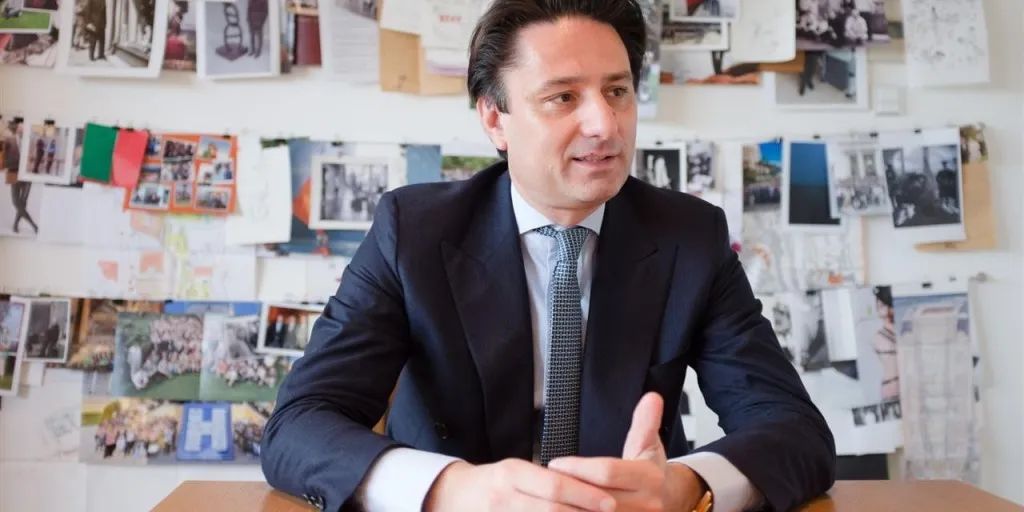 继lv老板损失2000亿后,爱马仕铂金包沦落到靠某宝直播卖货了?