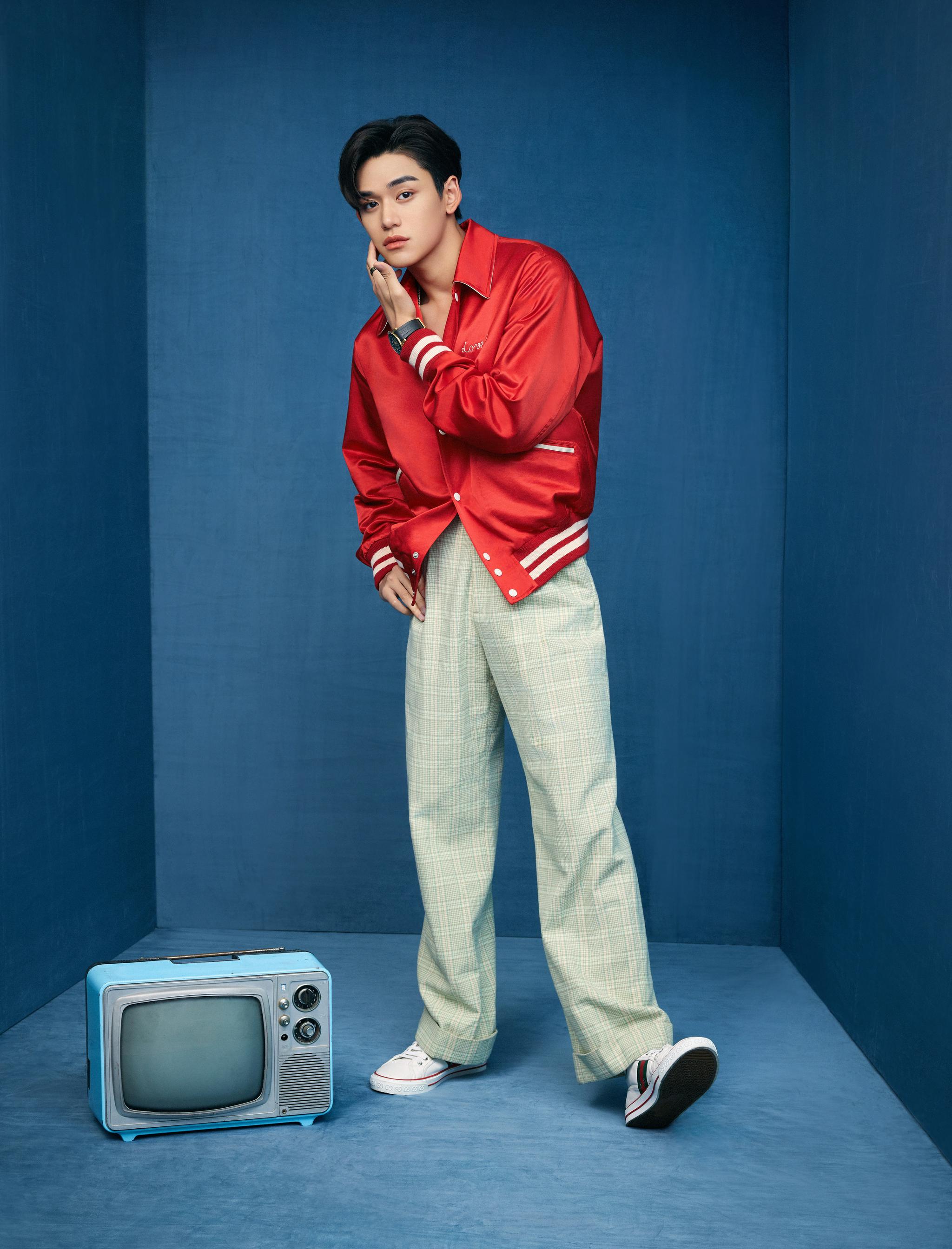 x gucci七夕情人节系列,红色飞行夹克搭配格子阔腿长裤……|黄旭熙