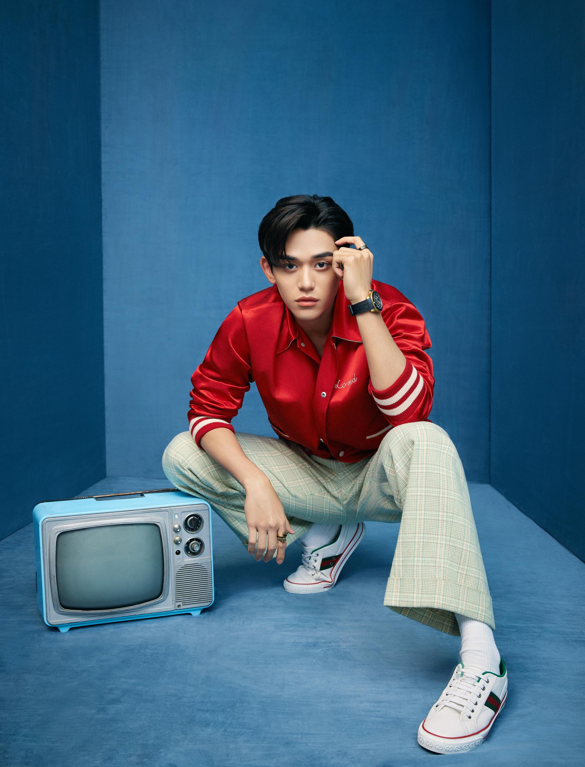 红色飞行夹克搭配格子阔腿长裤……|黄旭熙|gucci_新浪新闻