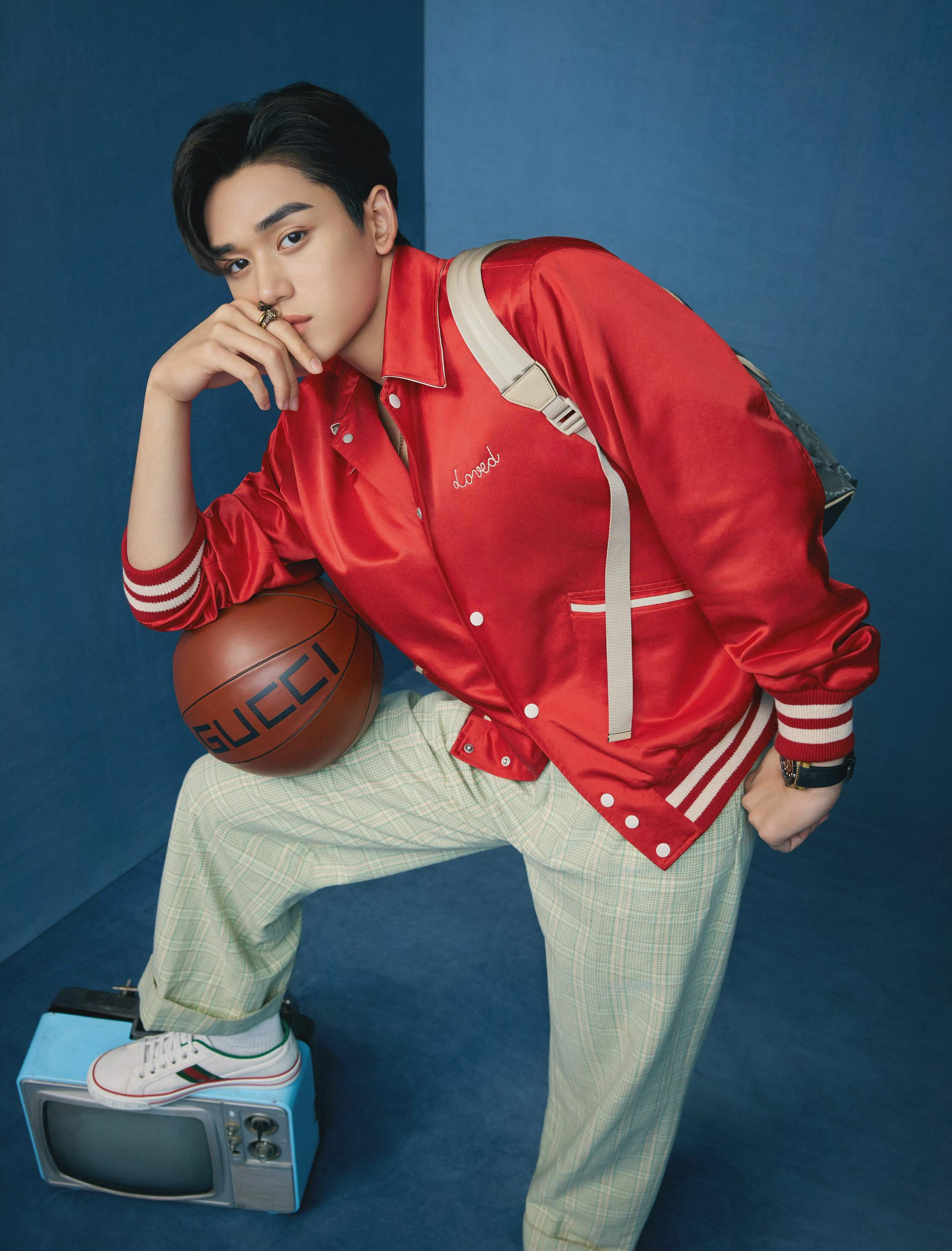 x gucci七夕情人节系列,红色飞行夹克搭配格子阔腿长裤……|黄旭熙