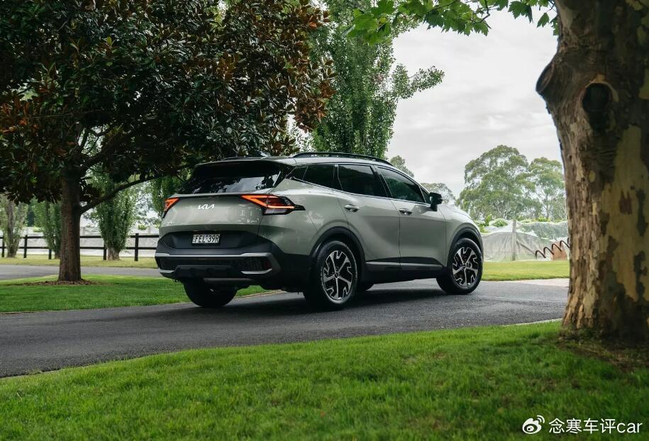 但实际上,起亚狮跑在海外是一款备受欢迎的紧凑型suv,该车自上市以来