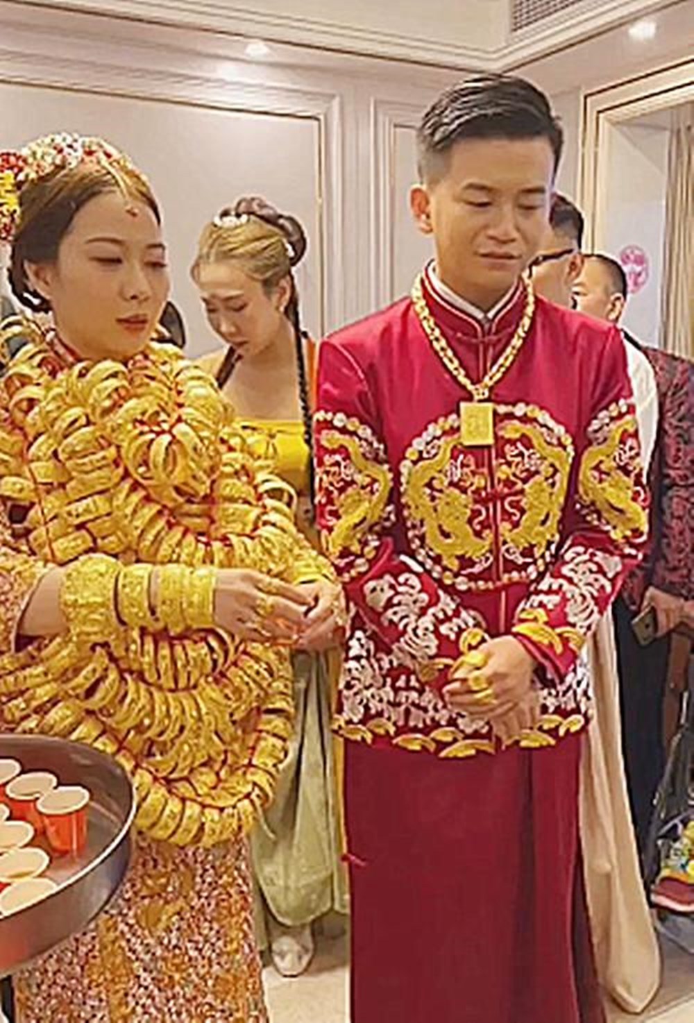 新娘出嫁脖子上挂近90个金手镯最强颈椎新郎也不甘示弱