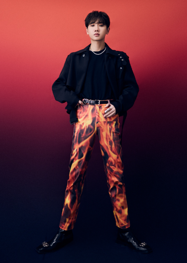 汪苏泷现身机场,穿小熊卡通卫衣配圆框眼镜,可爱又呆萌