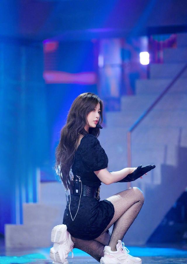 员红黑配现身,刘雨昕霸气许佳琪成腿精|许佳琪|刘雨昕|身材_新浪新闻