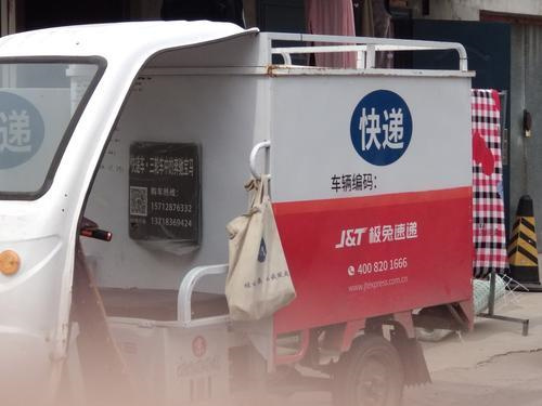 三年前,极兔在国内市场起网,之后便遭到"通达系"的