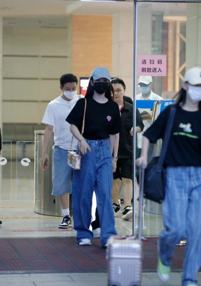 杨紫的反差萌让人大开眼界，甜糯软萌又减龄，别再说她是女汉子了休闲区蓝鸢梦想 - Www.slyday.coM