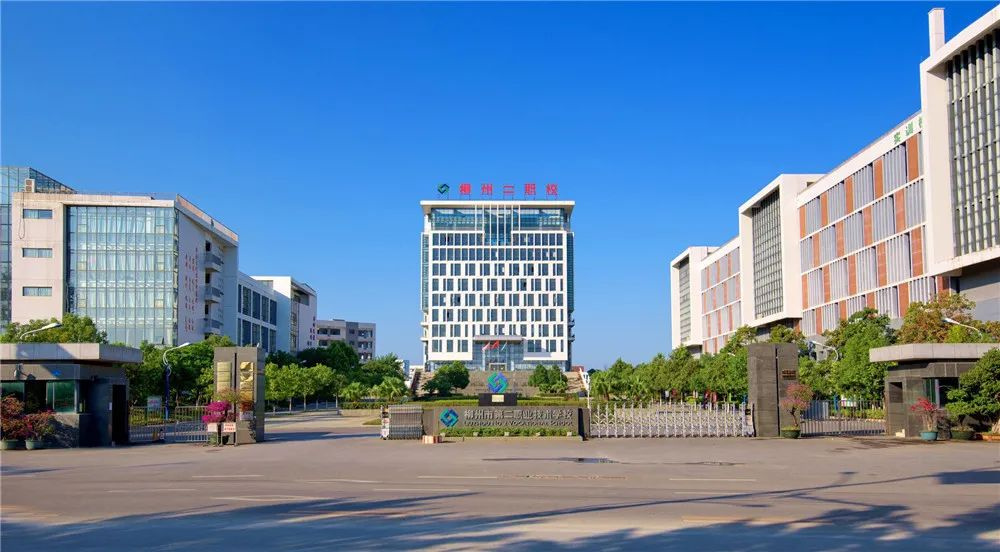 柳州二职校服装设计与工艺品牌专业群人才培养模式创新与课程体系改革