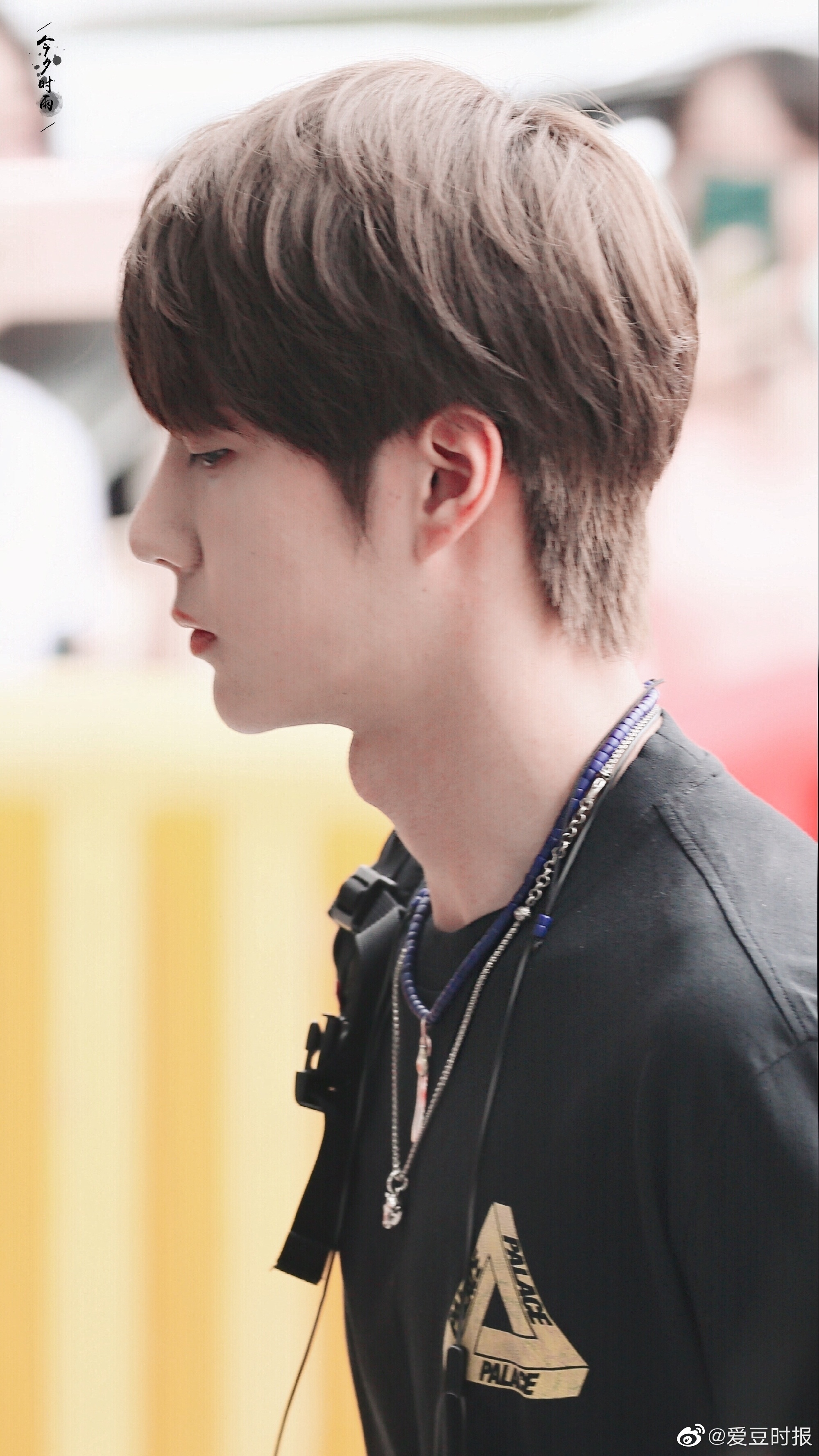 来一波王一博的名品喉结合集,侧脸微微扬起露出性感的喉结_高清图集