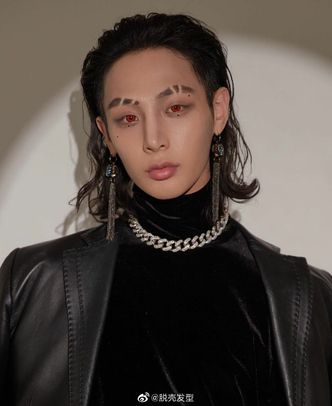 颇有朋克摇滚范儿的男生无刘海的大背头长发发型