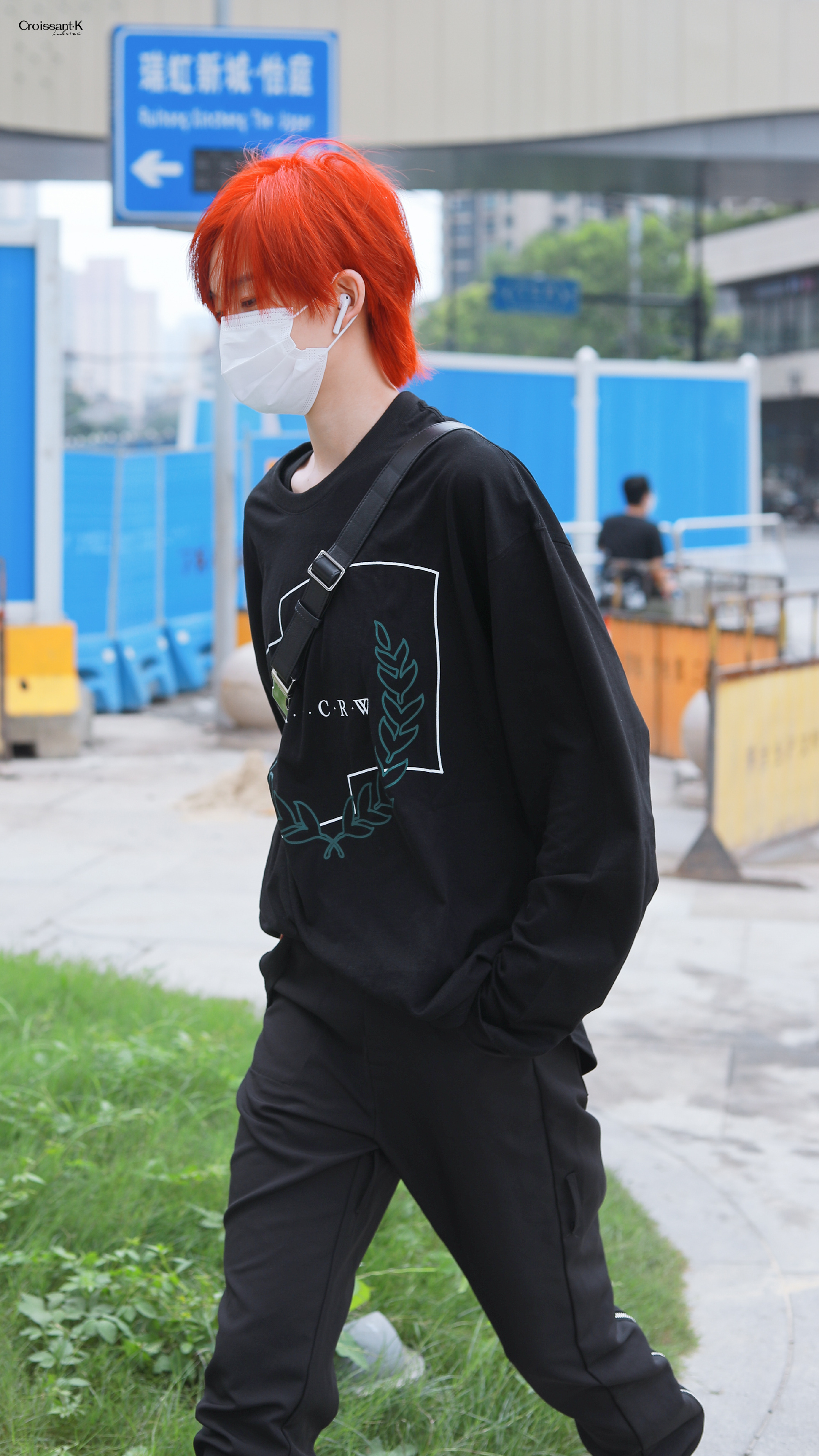 一身酷黑look 火焰红发 马丁靴