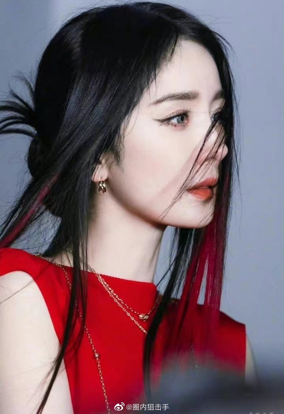 杨幂晒出了一小撮头发原来染的是红色大家猜对了吗