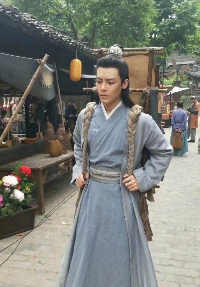郑爽将饰演经典角色聂小倩,侯明昊扮演宁采臣,这么多年这部电视剧也出