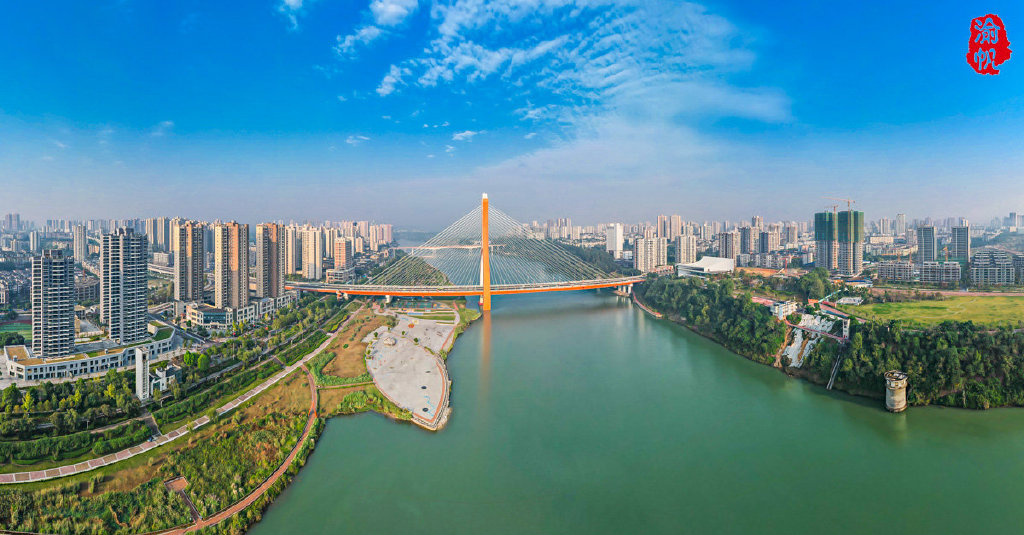 东升大桥位于潼南涪江大桥与航电枢纽的中间,因所在区域的南岸为梓潼