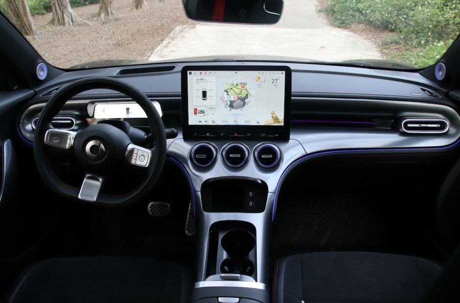 新浪汽车>汽车看点>自媒体>正文>在smart 精灵#3 巴博斯性能版的内饰