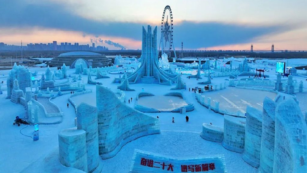 冰雪大世界:玉宇琼楼,流光溢彩的童话王国|哈尔滨市|黑龙江省|哈尔滨冰雪大世界|摩天轮|滑梯_新浪新闻