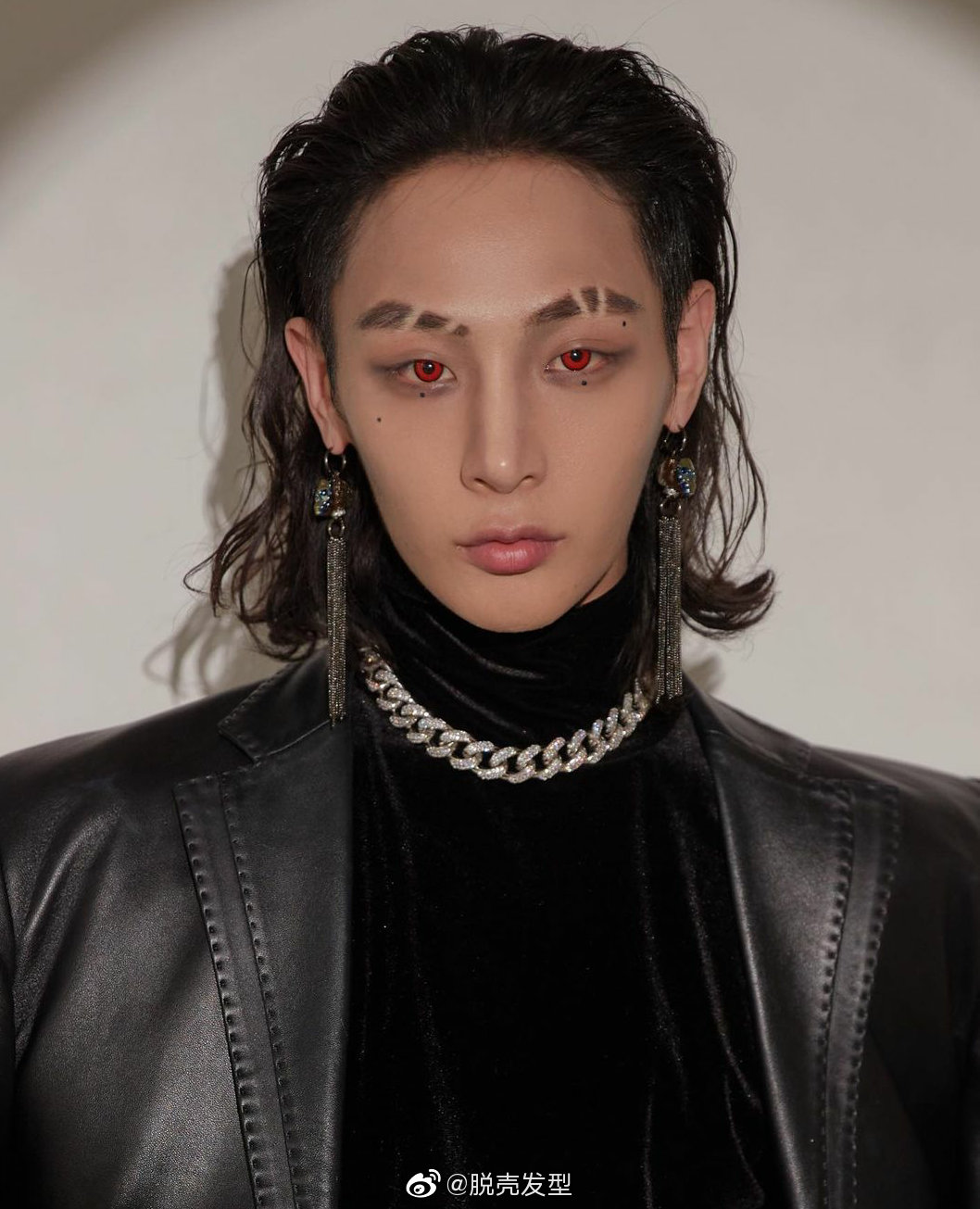 颇有朋克摇滚范儿的男生无刘海的大背头长发发型