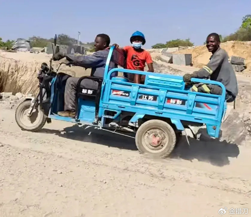 在非洲,三蹦子是一辆能发家致富的工具车