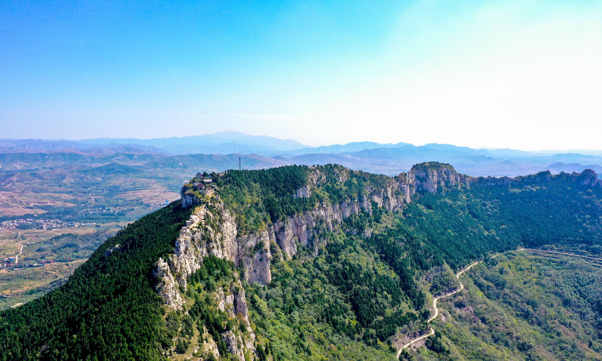 马山陡峭如刀刃刺向天山下桃花朵朵山上长城一夫当关万夫莫开