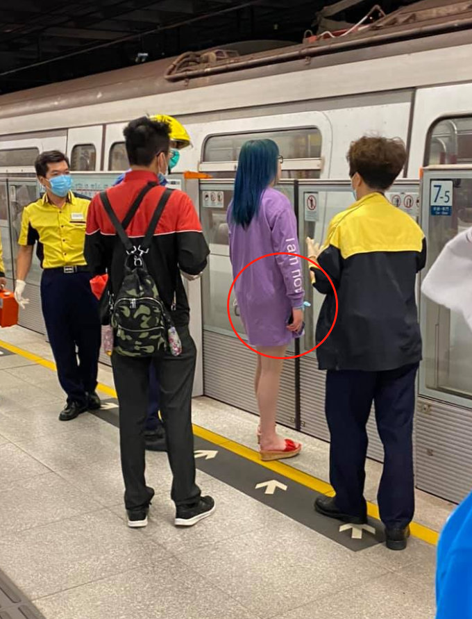 荃湾地铁站 一位口罩都不戴的八婆 荃湾地铁站 一位口罩都不戴的八婆