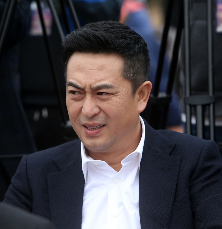 50岁张嘉译近照隐瞒了13年的二婚老婆原来是我们熟悉的视后