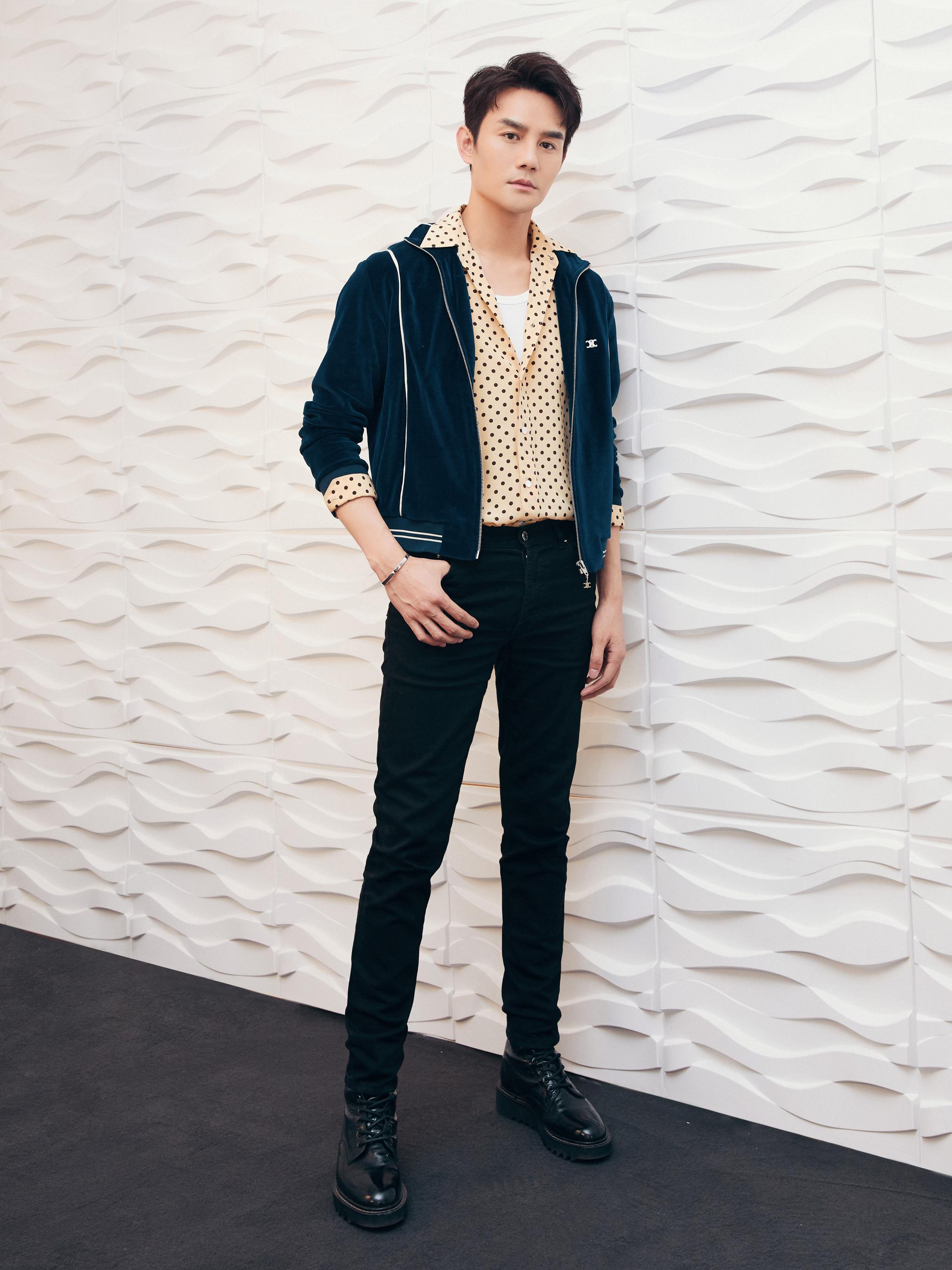 的凯凯王,今天穿上蓝色丝绒夹克内搭黄色波点衬衫……|王凯_新浪新闻