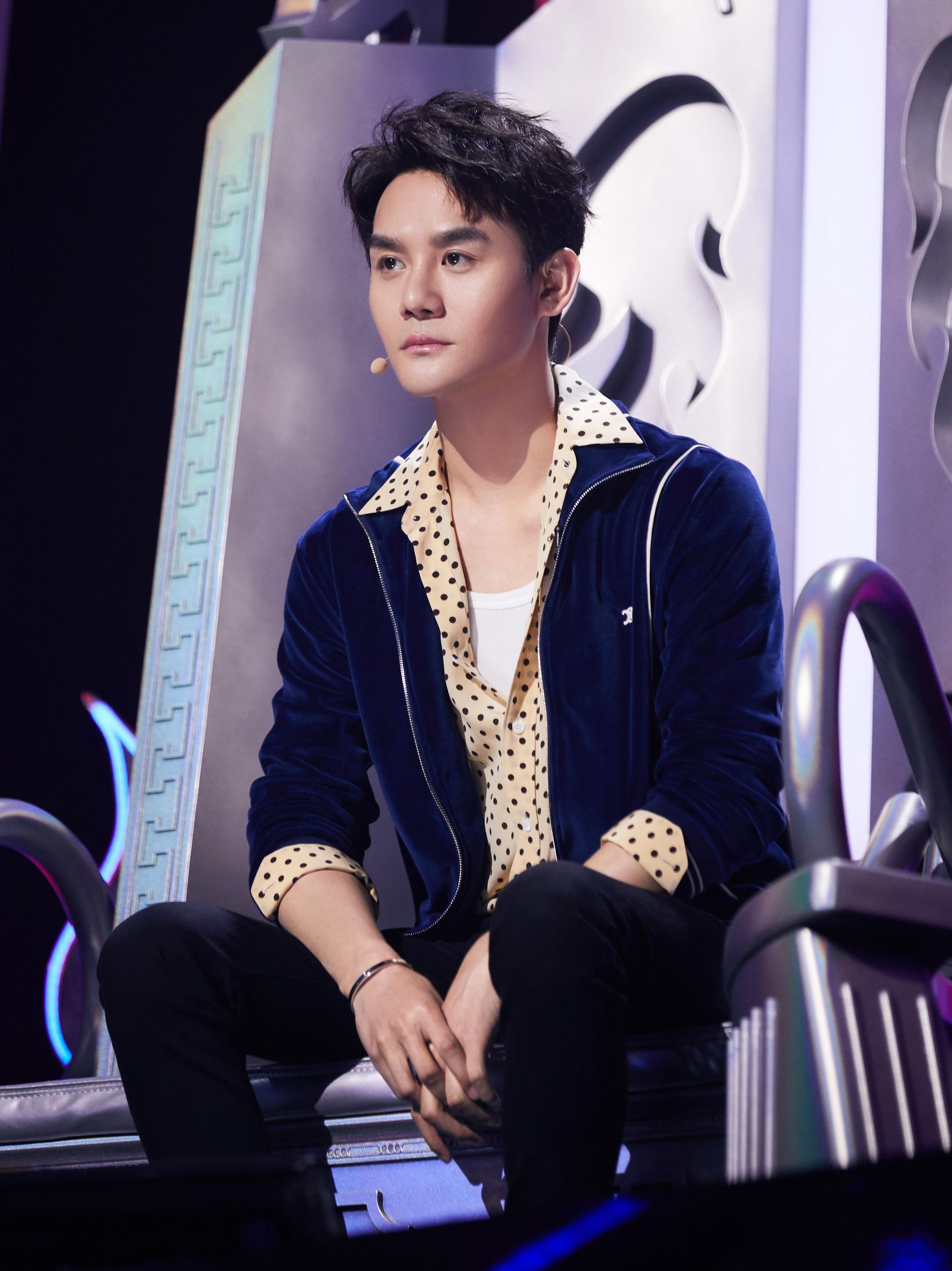 看久了穿西装的凯凯王,今天穿上蓝色丝绒夹克内搭黄色波点衬衫