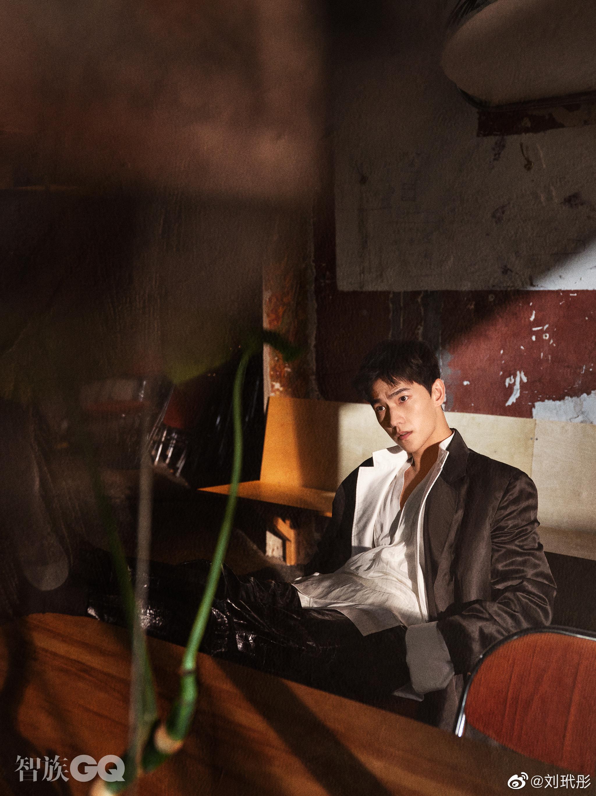 杨洋身着dunhill2021春夏系列登上gq智族一月刊封面