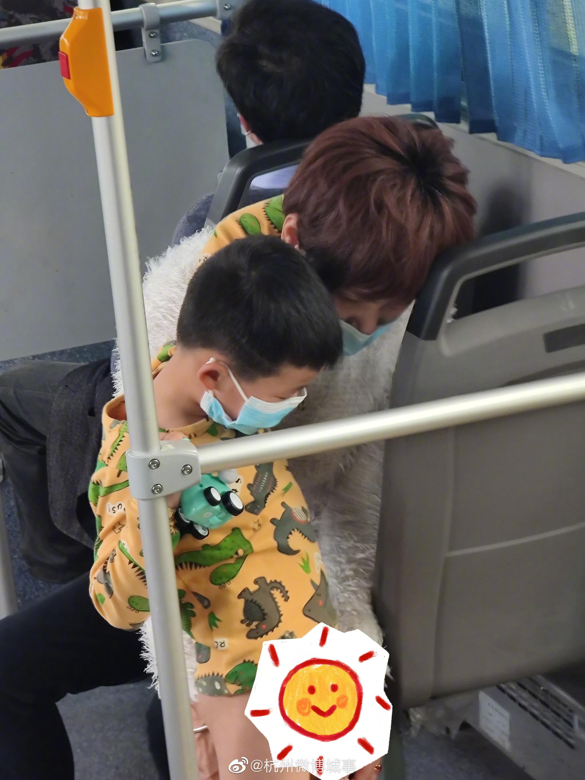 辣眼睛!杭州一家长带儿子在公交上小便