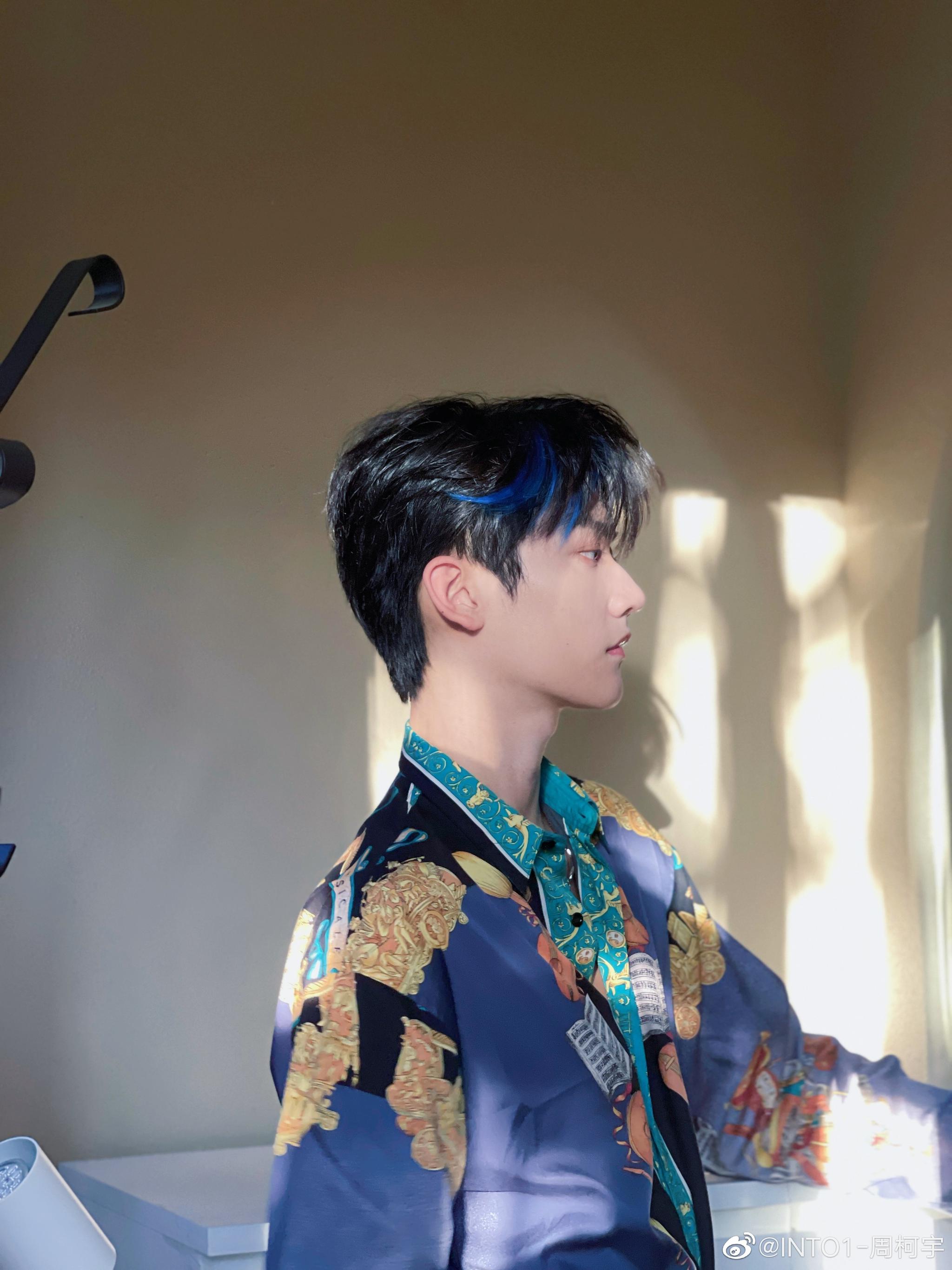 周柯宇微博更新十八宫格 周柯宇:阳光来了 啊啊啊有被帅到