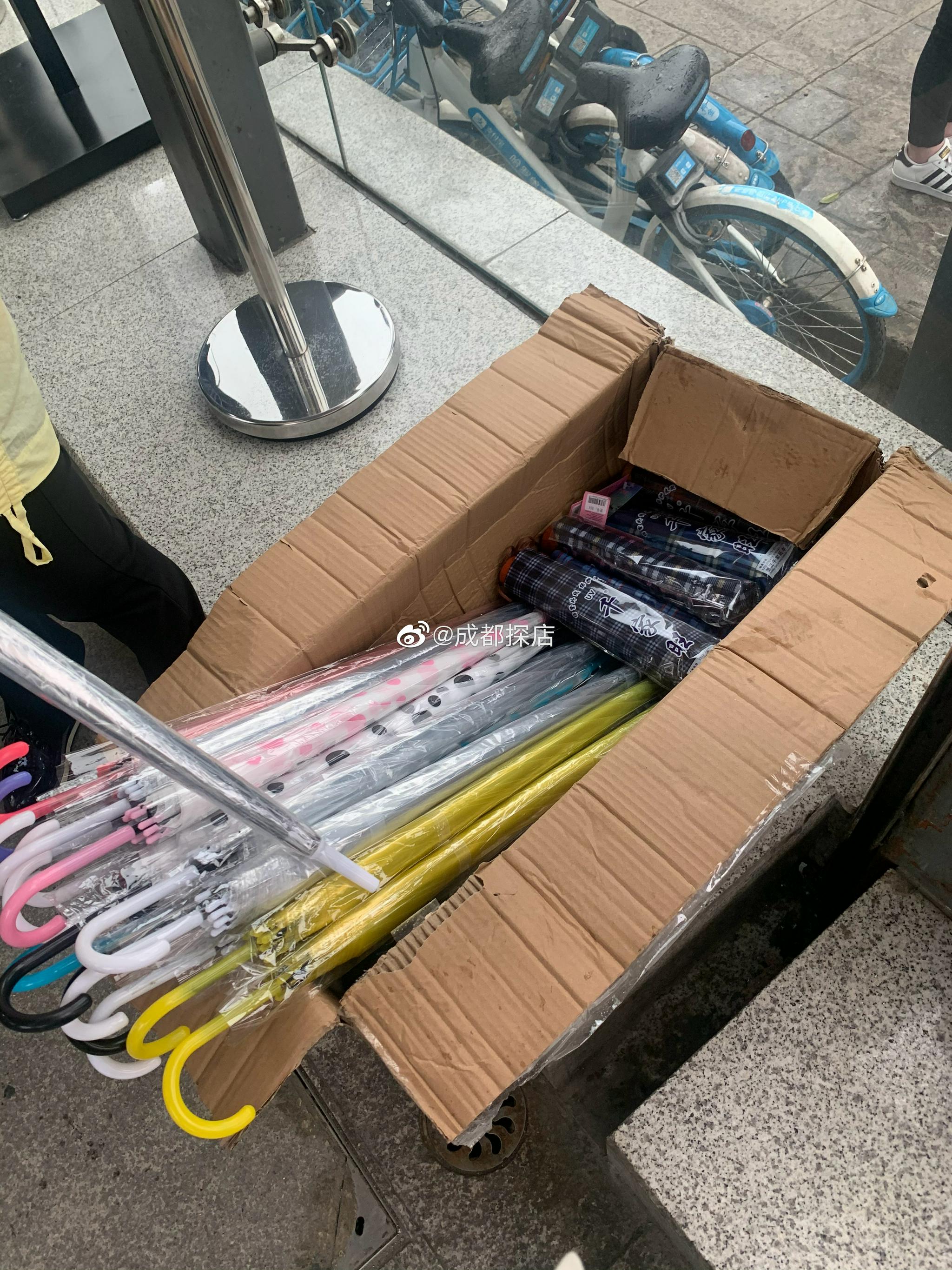 为什么地铁站卖伞的总是出现这么及时