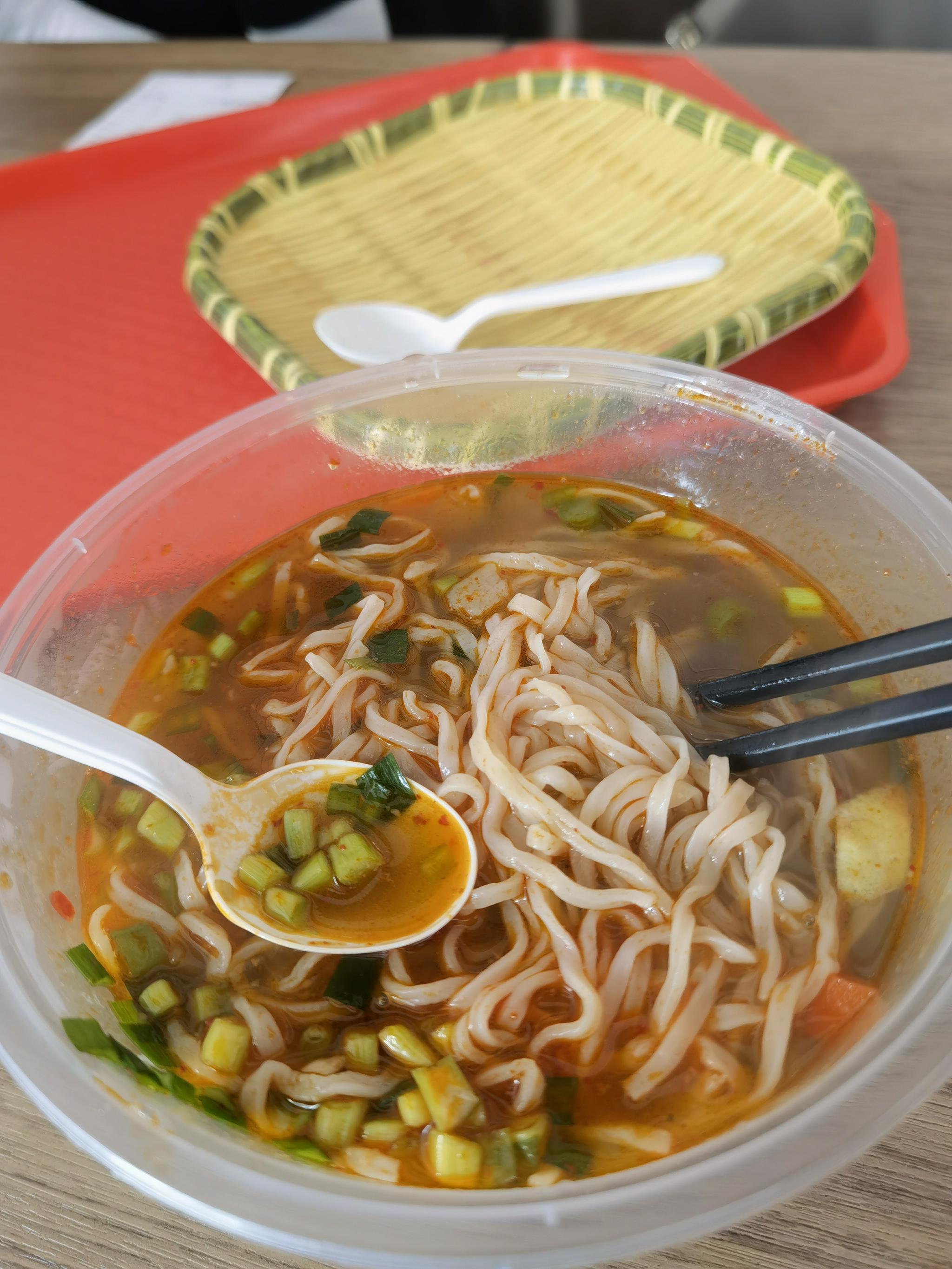 看完家里感觉没法善后没塌的房也布满裂缝先吃碗面平静一下