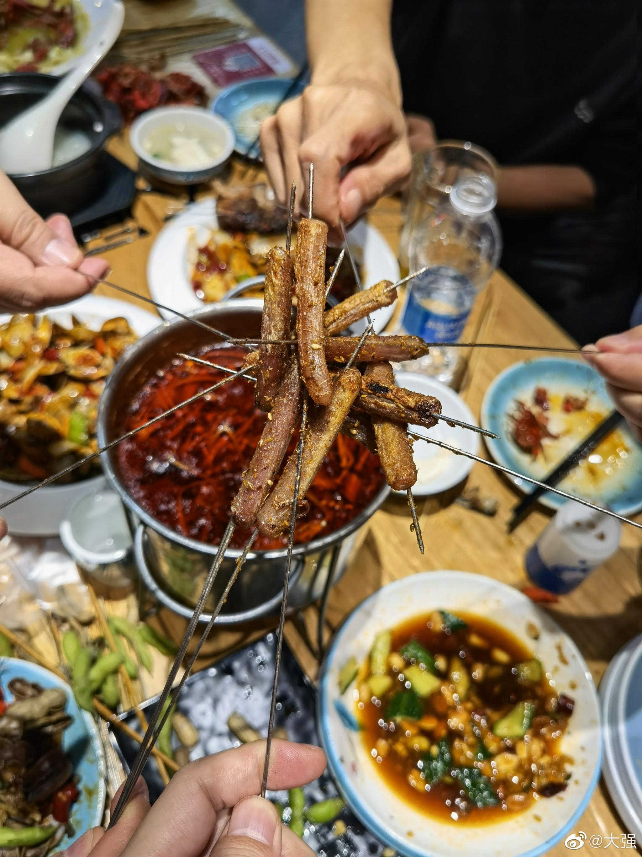 我平时挺喜欢吃烧烤尤其是和朋友一起的时候