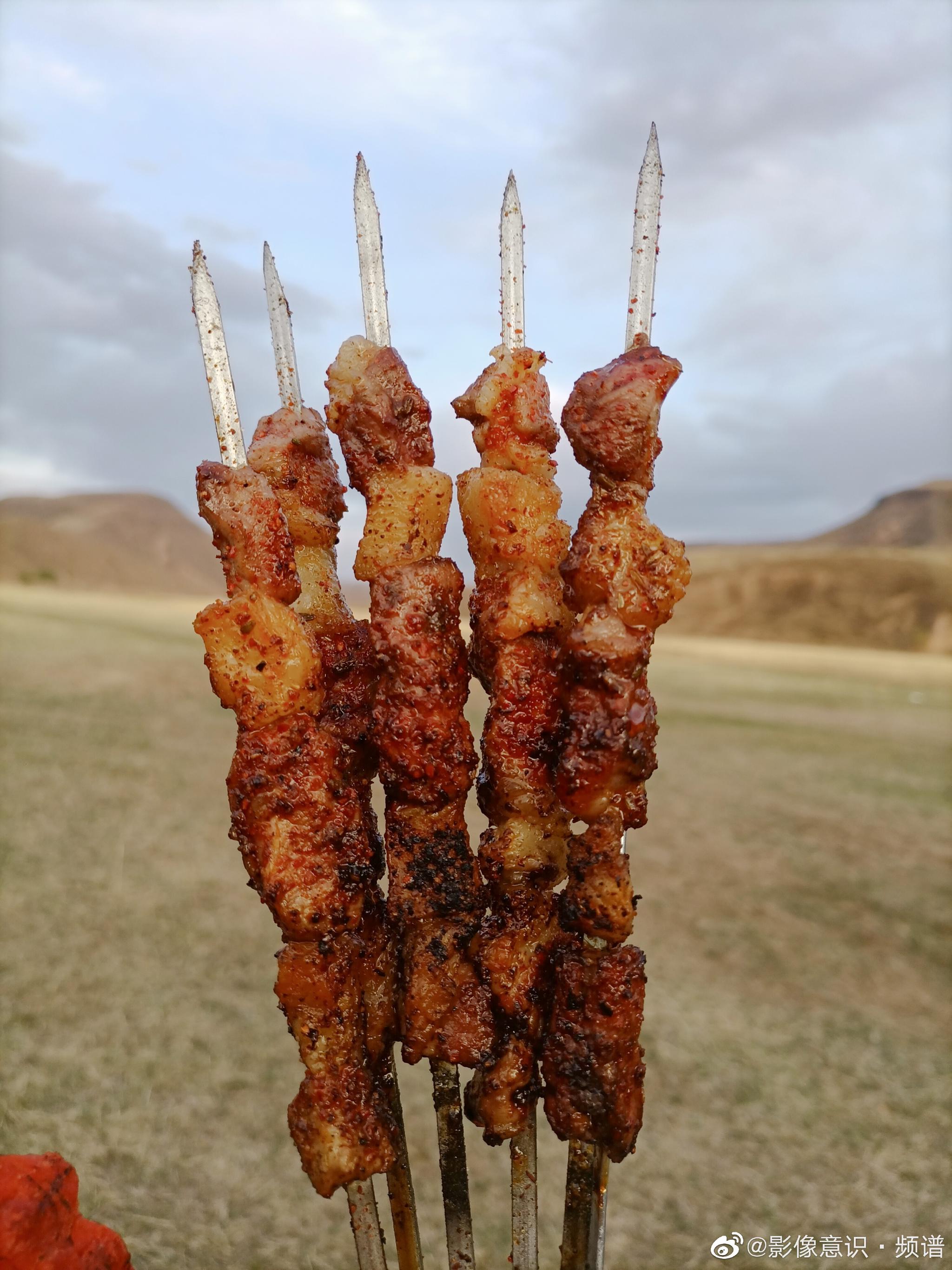 51快乐来一串吧草原上的烤肉串很香的