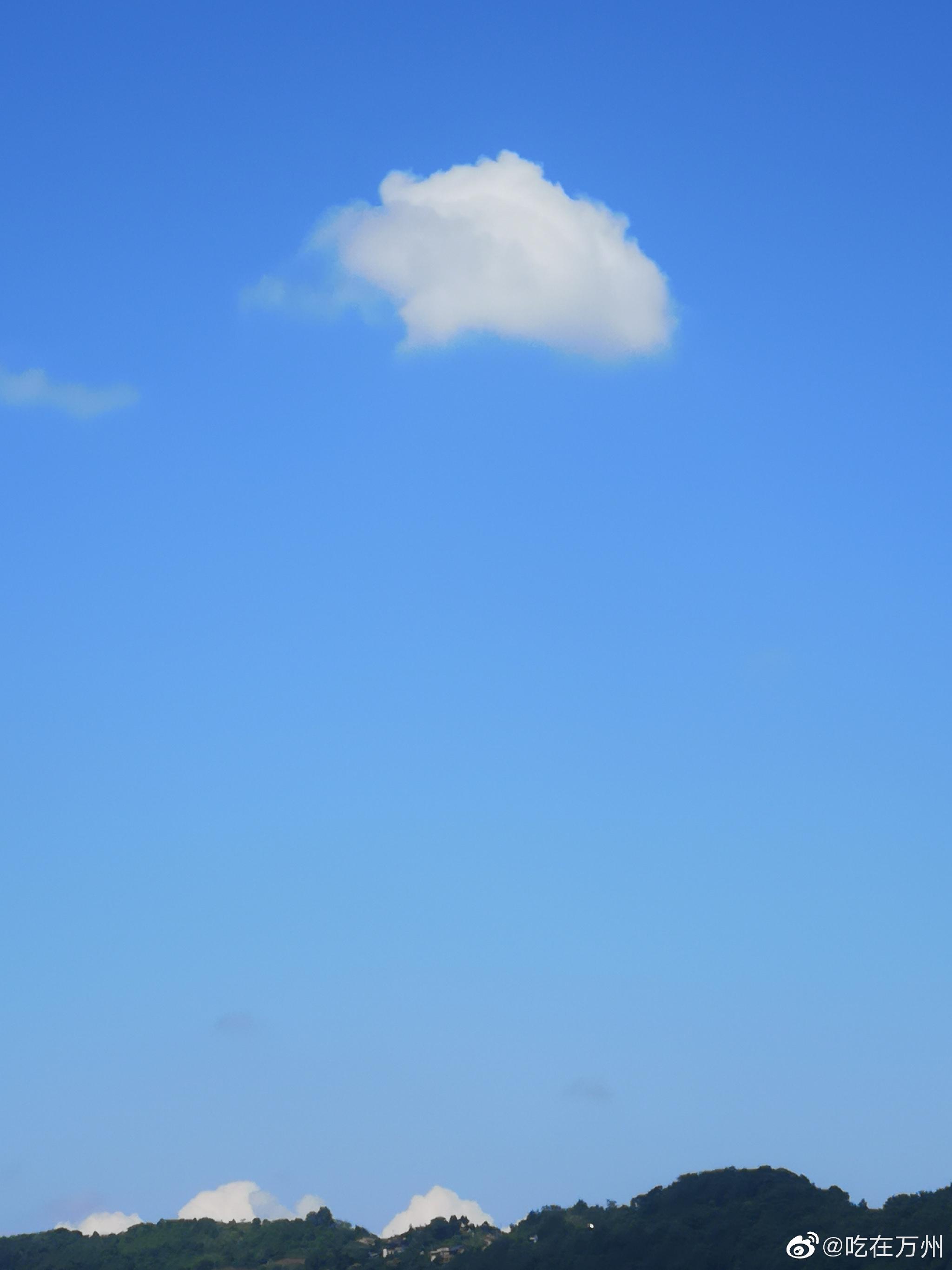 是洁白的云是纯蓝的天是极简的夏日万州今日份的这点云彩