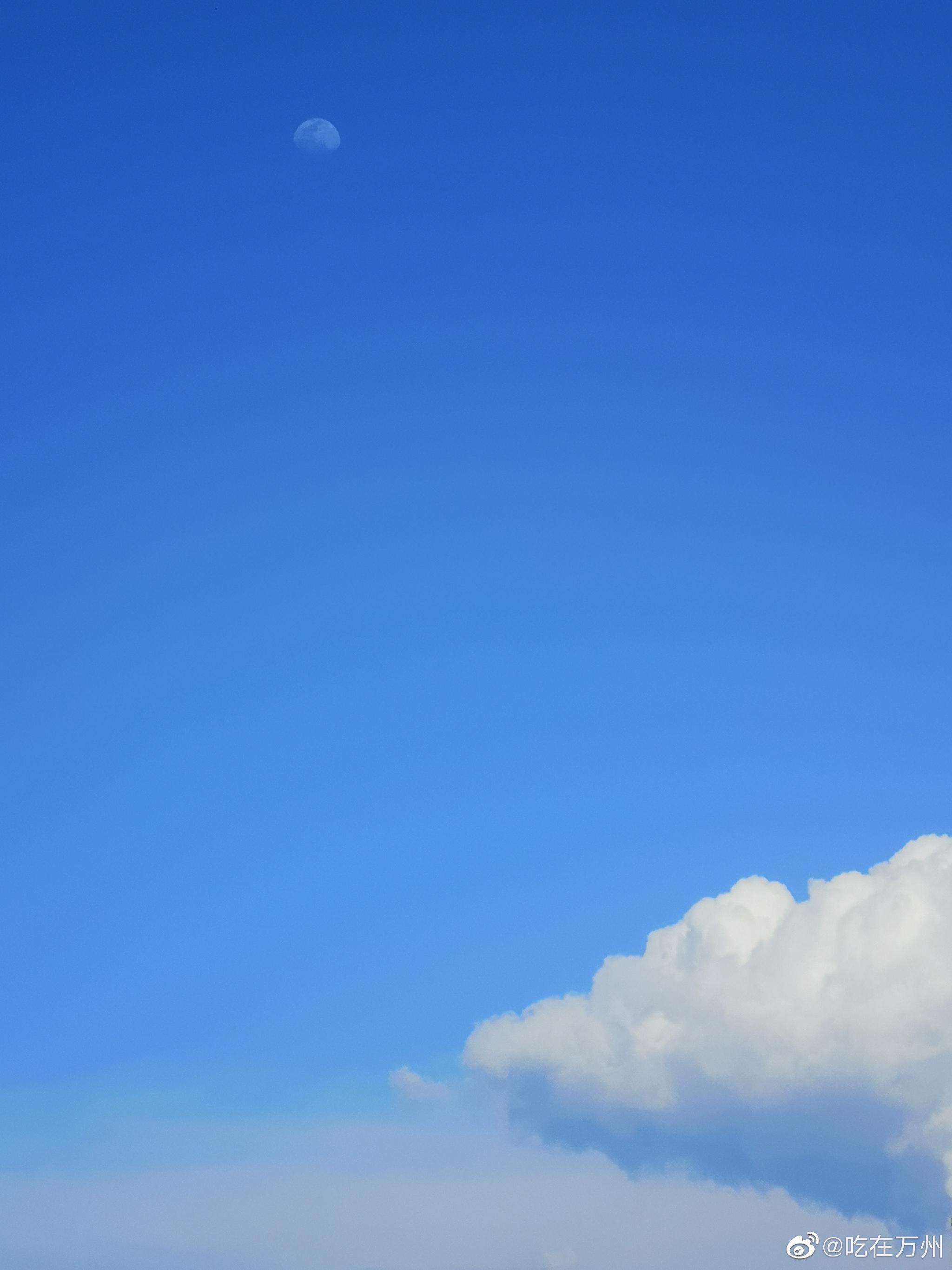 是潔白的雲是純藍的天是極簡的夏日萬州今日份的這點雲彩