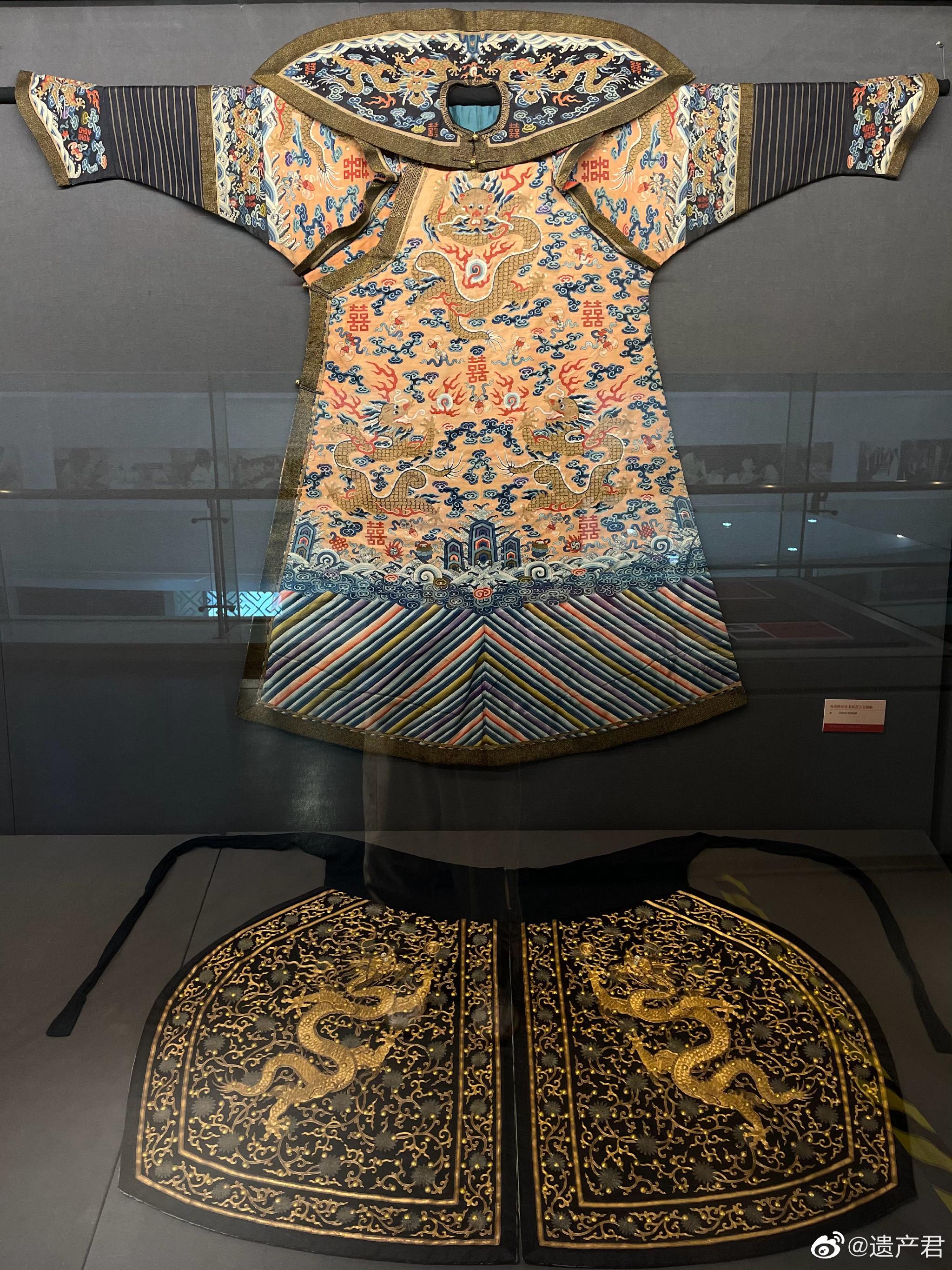 正在中国丝绸博物馆展出的华彩重现纺织品文物保护修复成果展