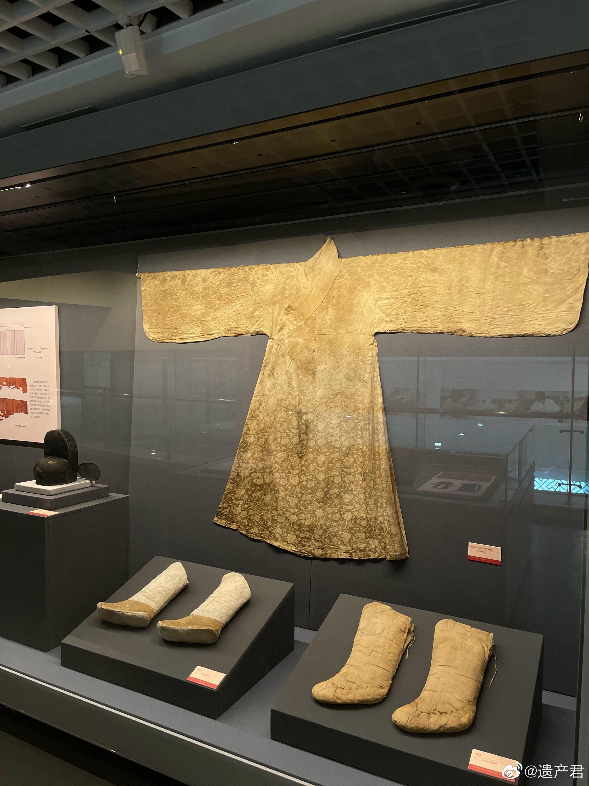 正在@中国丝绸博物馆 展出的《华彩重现:纺织品文物保护修复成果展》